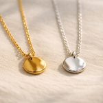 découvrez comment choisir entre un collier plaqué or et un collier plaqué argent, en fonction de votre style, budget et entretien pour sublimer votre look.