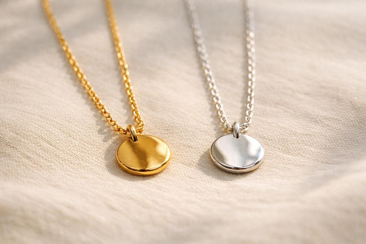 découvrez comment choisir entre un collier plaqué or et un collier plaqué argent, en fonction de votre style, budget et entretien pour sublimer votre look.