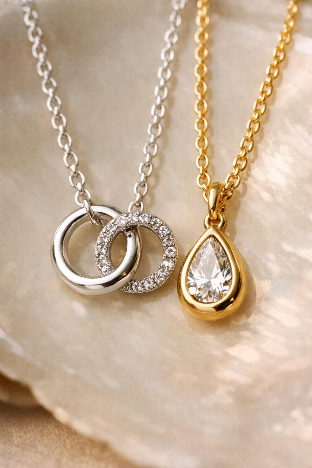 découvrez nos conseils pour choisir entre un collier plaqué or ou argent, afin de trouver le bijou parfait qui correspond à votre style et à votre budget.