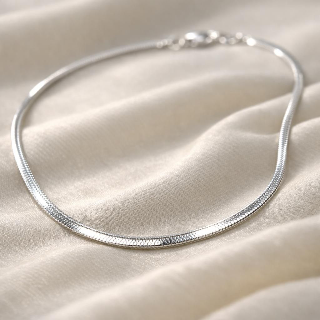 découvrez pourquoi un collier en argent 925 noircit avec le temps et apprenez les astuces efficaces pour prévenir ce ternissement et garder votre bijou éclatant plus longtemps.