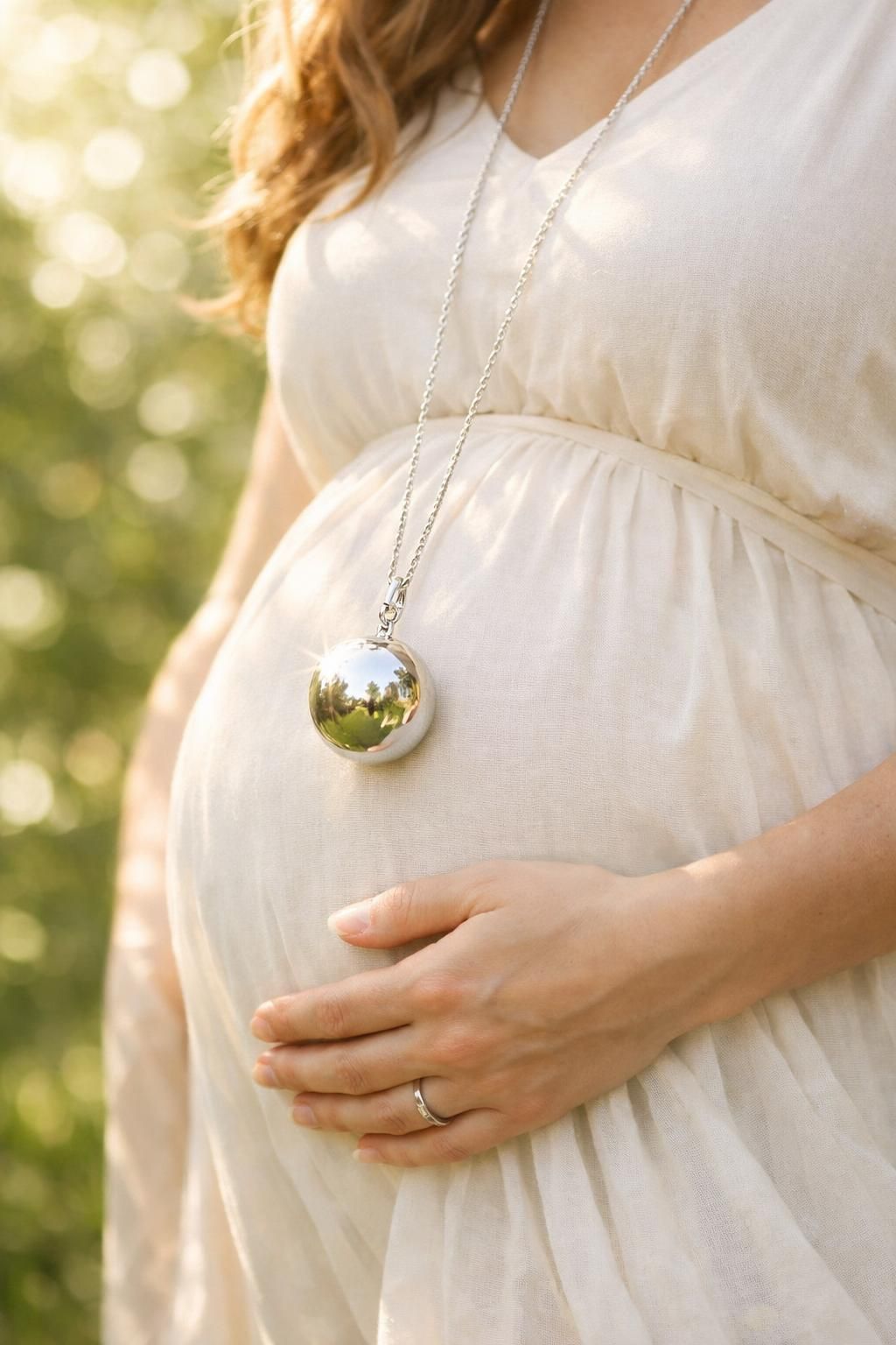 découvrez ce qu'est un bola de grossesse, un bijou traditionnel porté pendant la grossesse, et apprenez ses bienfaits pour apaiser le bébé et renforcer le lien maternel.